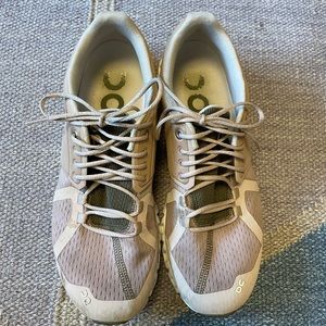 Swiss engineering On Cloud running/walking/cross training sneaker. Cloud Tech